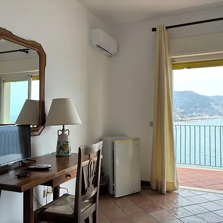 Bay Palace Mazzaro فندق تاورمينا